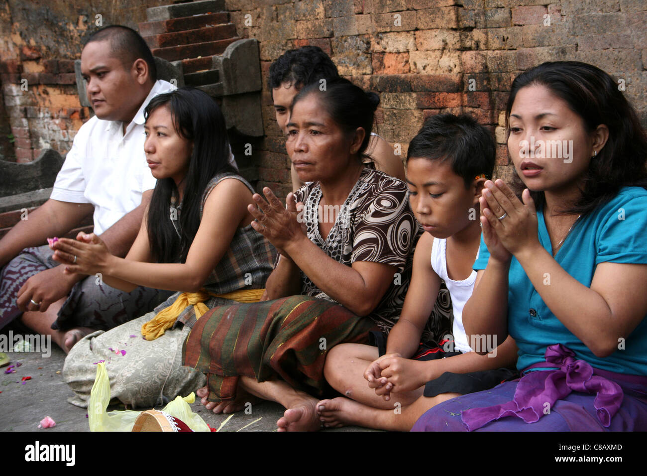 Fidèles priant au Temple Tirta Empul, Bali Banque D'Images