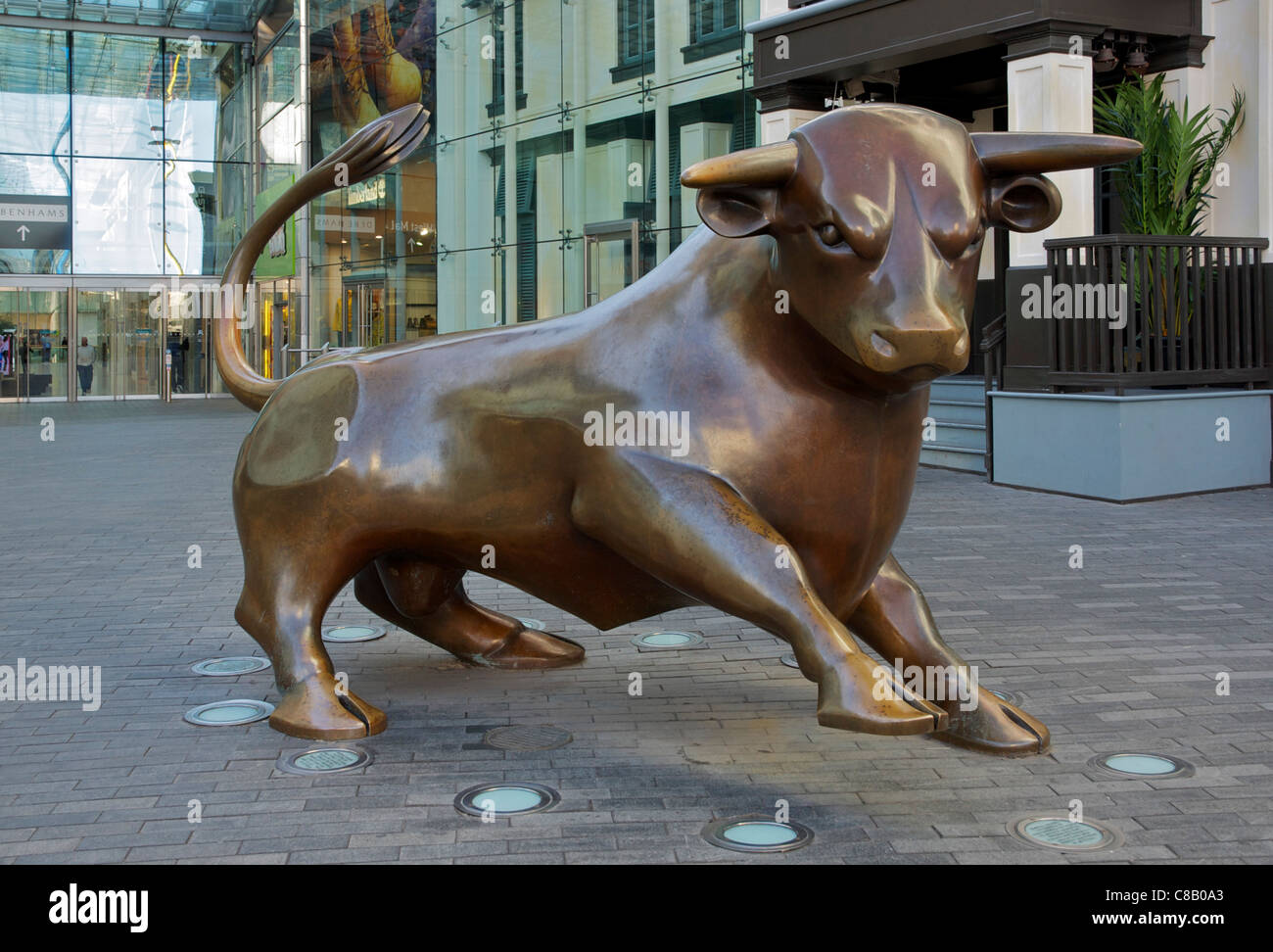 Bull bronze statue dans le centre de Birmingham shopping centre Banque D'Images