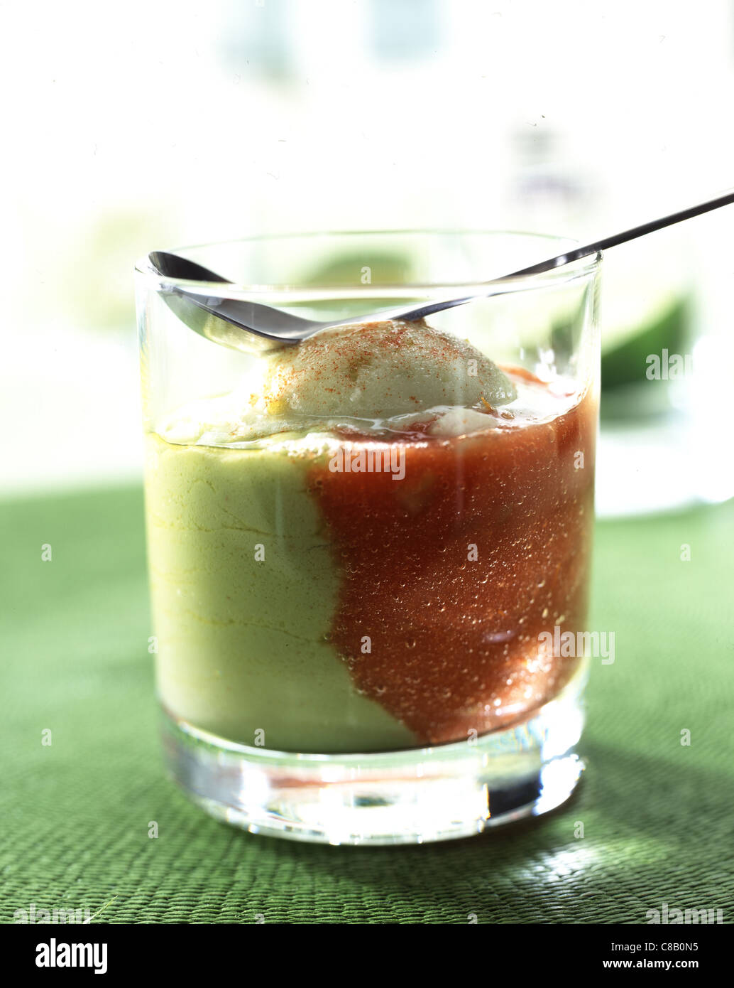 Gaspacho de tomate et d'avocat à la crème avec la crème glacée au citron Banque D'Images