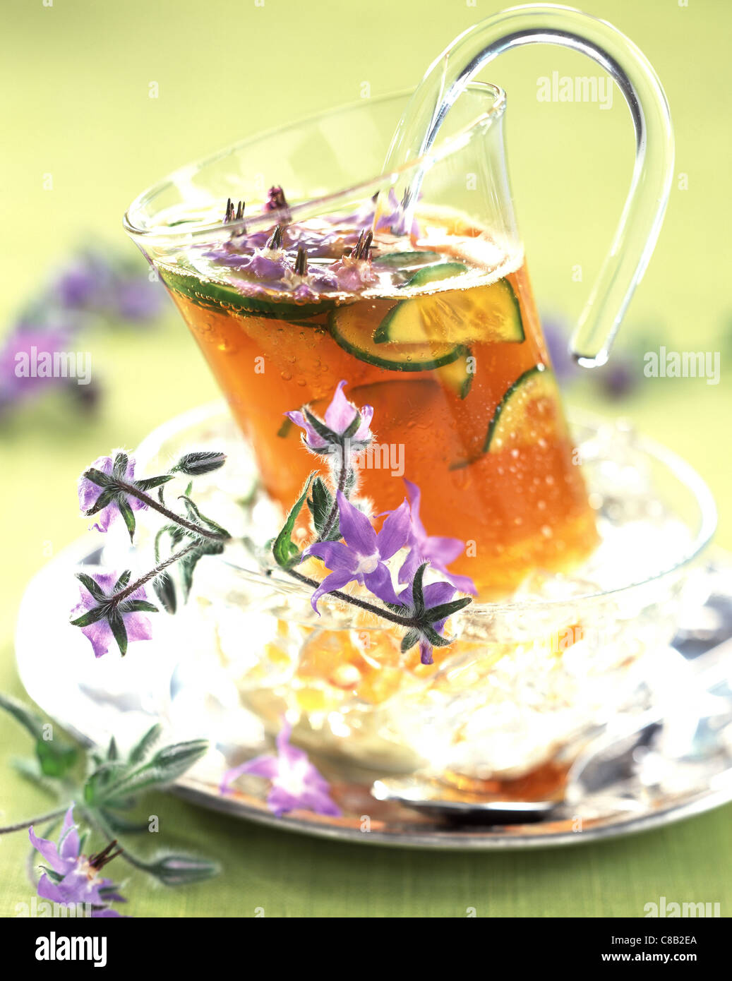 Tasse de thé de fines herbes avec des fleurs Banque D'Images