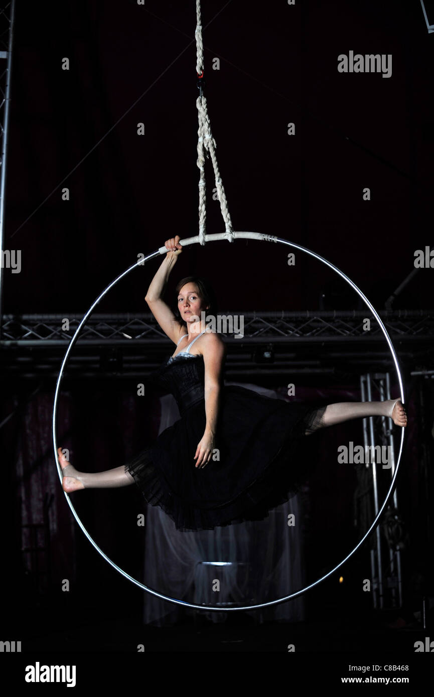Artiste Shaena Brandell cerceau aérien pratiquant avec le Nofitstate Circus en tournée dans le sud du Pays de Galles UK Banque D'Images