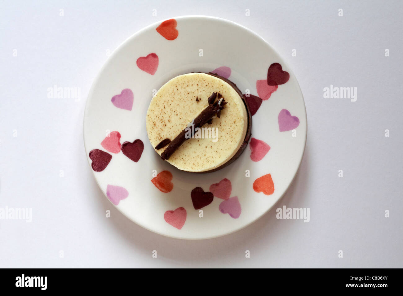 Chocolatey sérieusement le chocolat blanc et griottes mousse de Waitrose sur plaque couverte coeur isolé sur fond blanc Banque D'Images