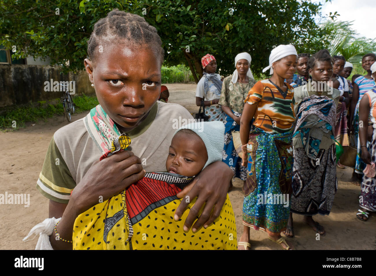 Le VIH/sida cilnic les mères avec des enfants en dehors d'attente d'un dispensaire dans la région de Quelimane Mozambique Banque D'Images
