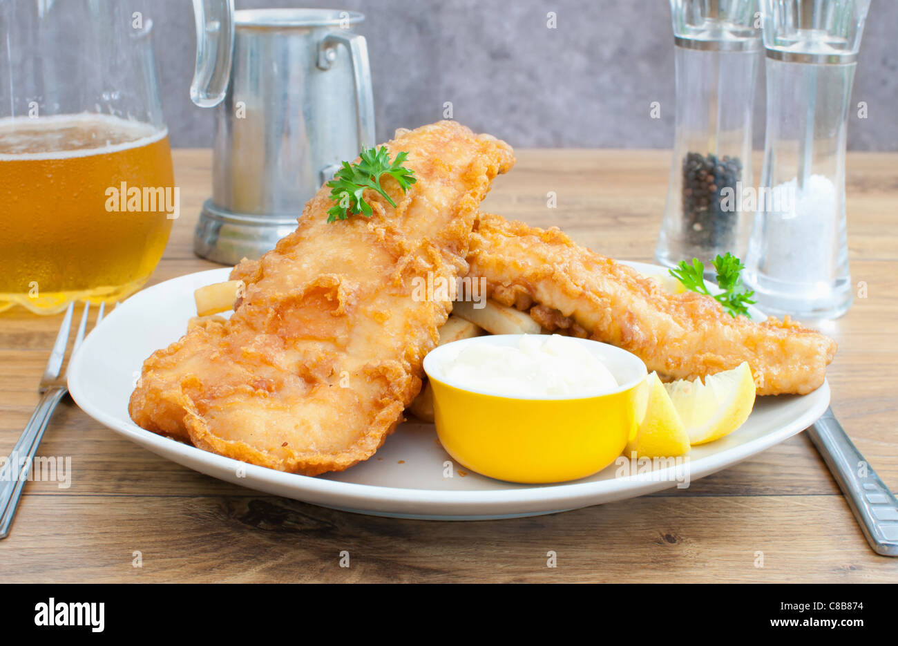 Anglais traditionnel repas de poisson et frites Banque D'Images