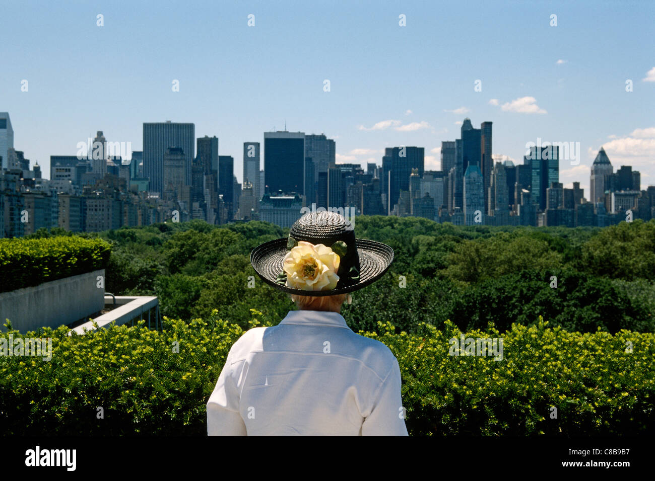 Femme donnant sur Central Park depuis le toit-terrasse du Metropolitan Museum of Art, New York USA Banque D'Images