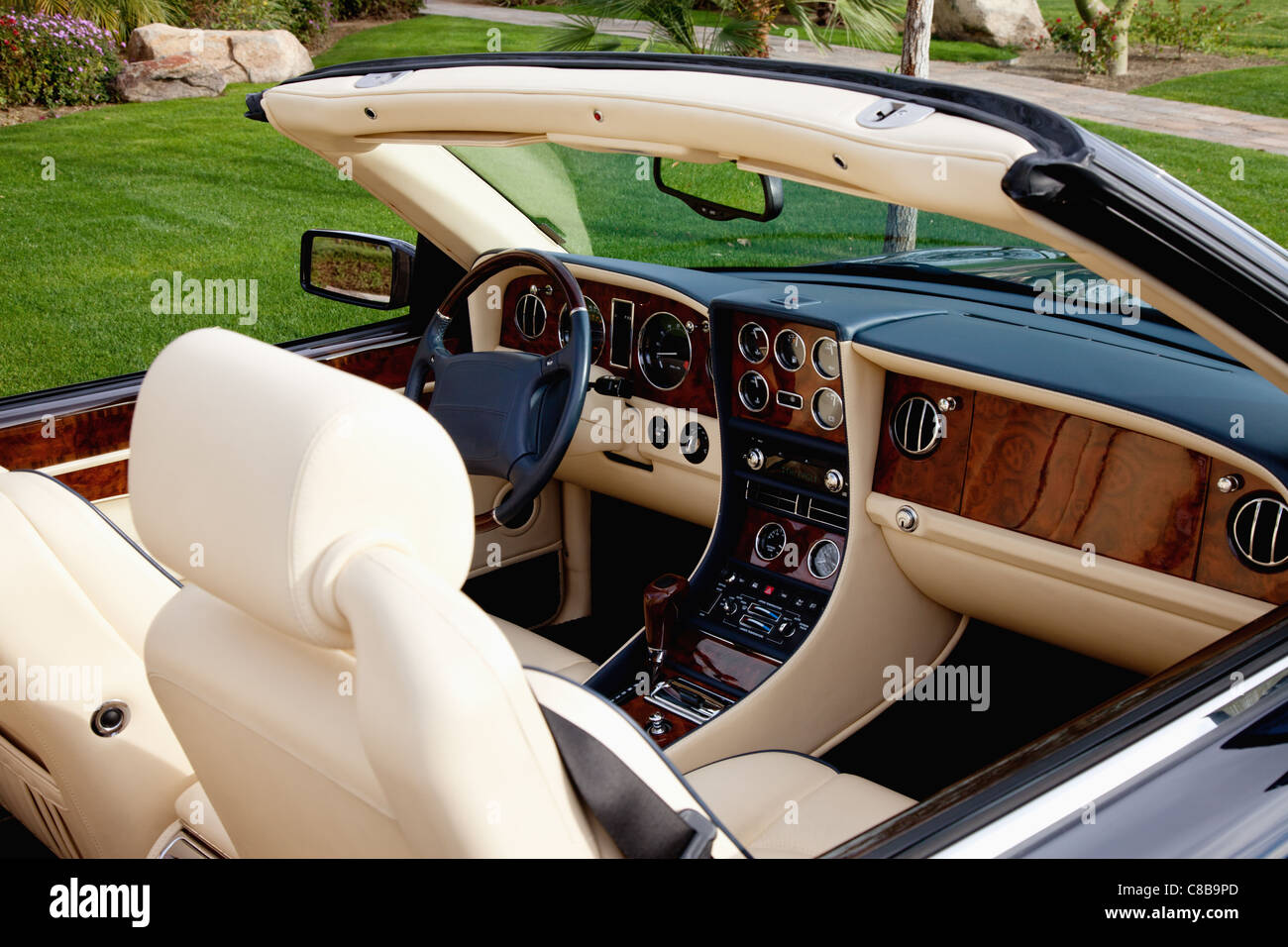 Vue rapprochée d'intérieur de voiture de luxe avec tableau de bord hi-tech Banque D'Images