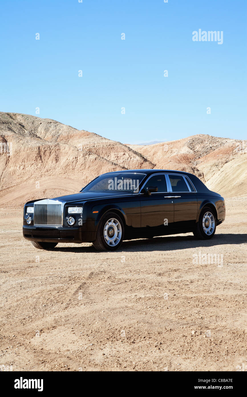 Rolls Royce garée sur route non revêtue avec ciel clair Banque D'Images