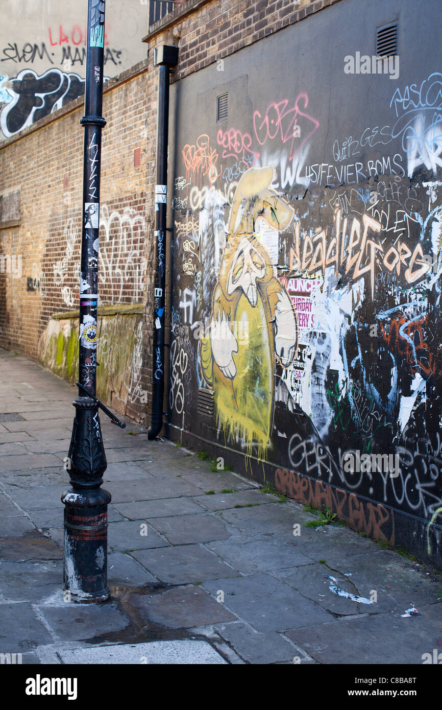Une ruelle à Shoreditch couvert de graffitis. Londres. UK. Banque D'Images