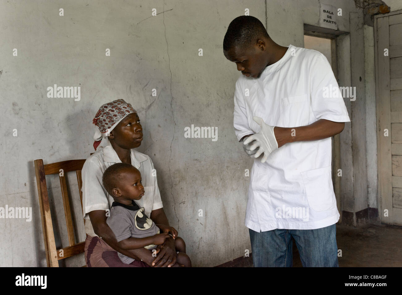 Dépistage rapide du VIH d'un enfant dont la mère est positive au VIH/SIDA dans la région de Quelimane Mozambique Banque D'Images