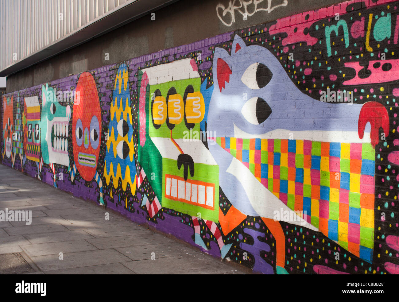 Graffiti sur l'arrière du riche mélange des arts de la scène à Shoreditch. Londres. UK. Banque D'Images