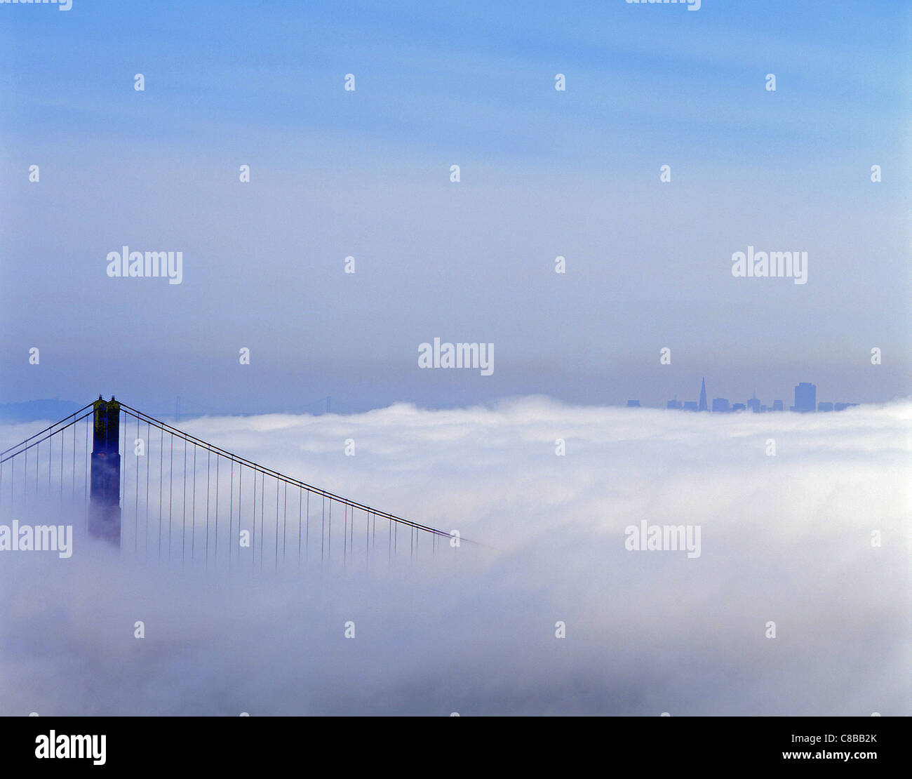 Golden Gate Bridge entouré par le brouillard, la baie de San Francisco, San Francisco, Californie, États-Unis d'Amérique Banque D'Images