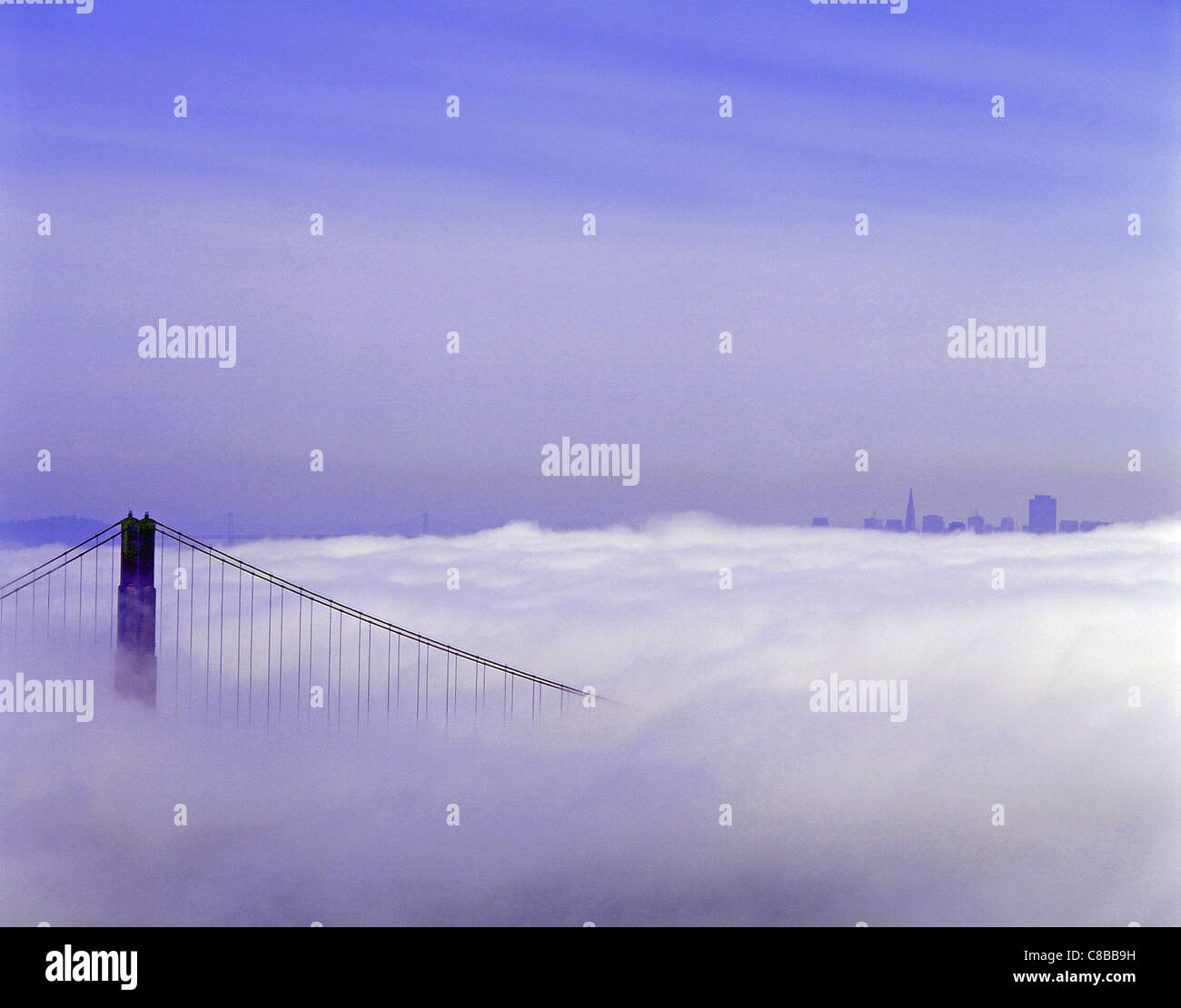Golden Gate Bridge entouré par le brouillard, la baie de San Francisco, San Francisco, Californie, États-Unis d'Amérique Banque D'Images