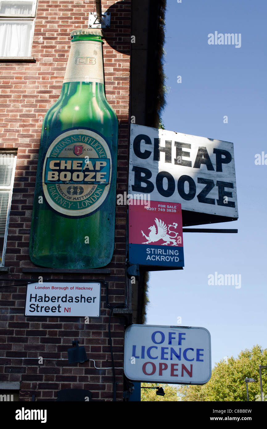 L'alcool bon marché au-dessus des signes d'une licence sur chemisier Street, Shoreditch. Londres. UK. Banque D'Images
