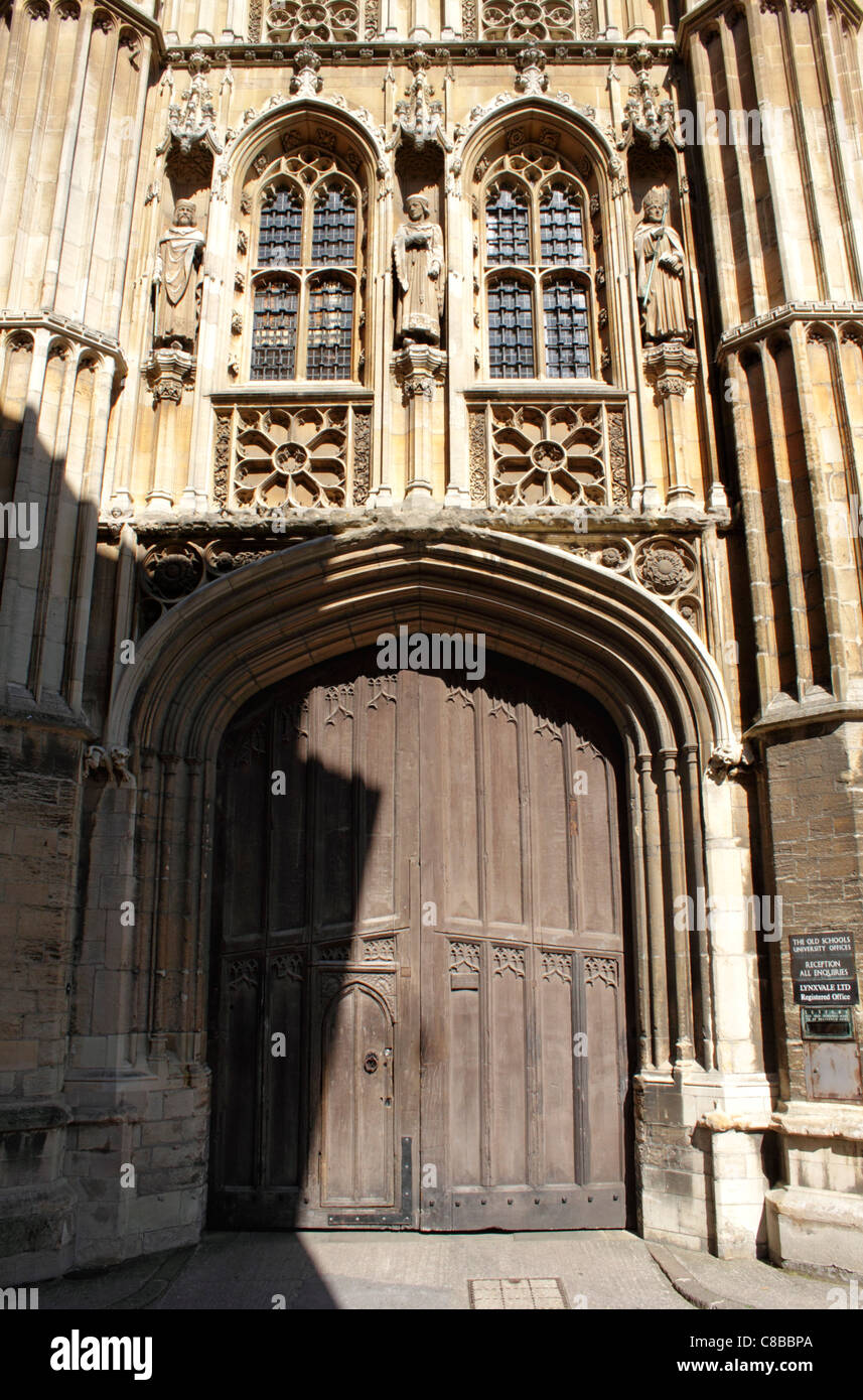 Porte de l'ancienne école de bâtiment de bureaux de l'Université de Cambridge Trinity Lane Banque D'Images