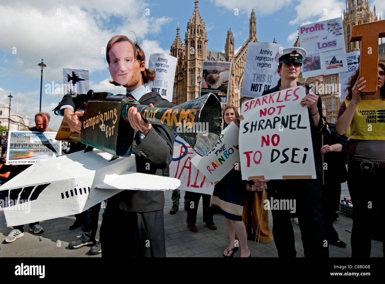 Manifestation devant le Parlement de Londres contre l'industrie du commerce des armes Banque D'Images