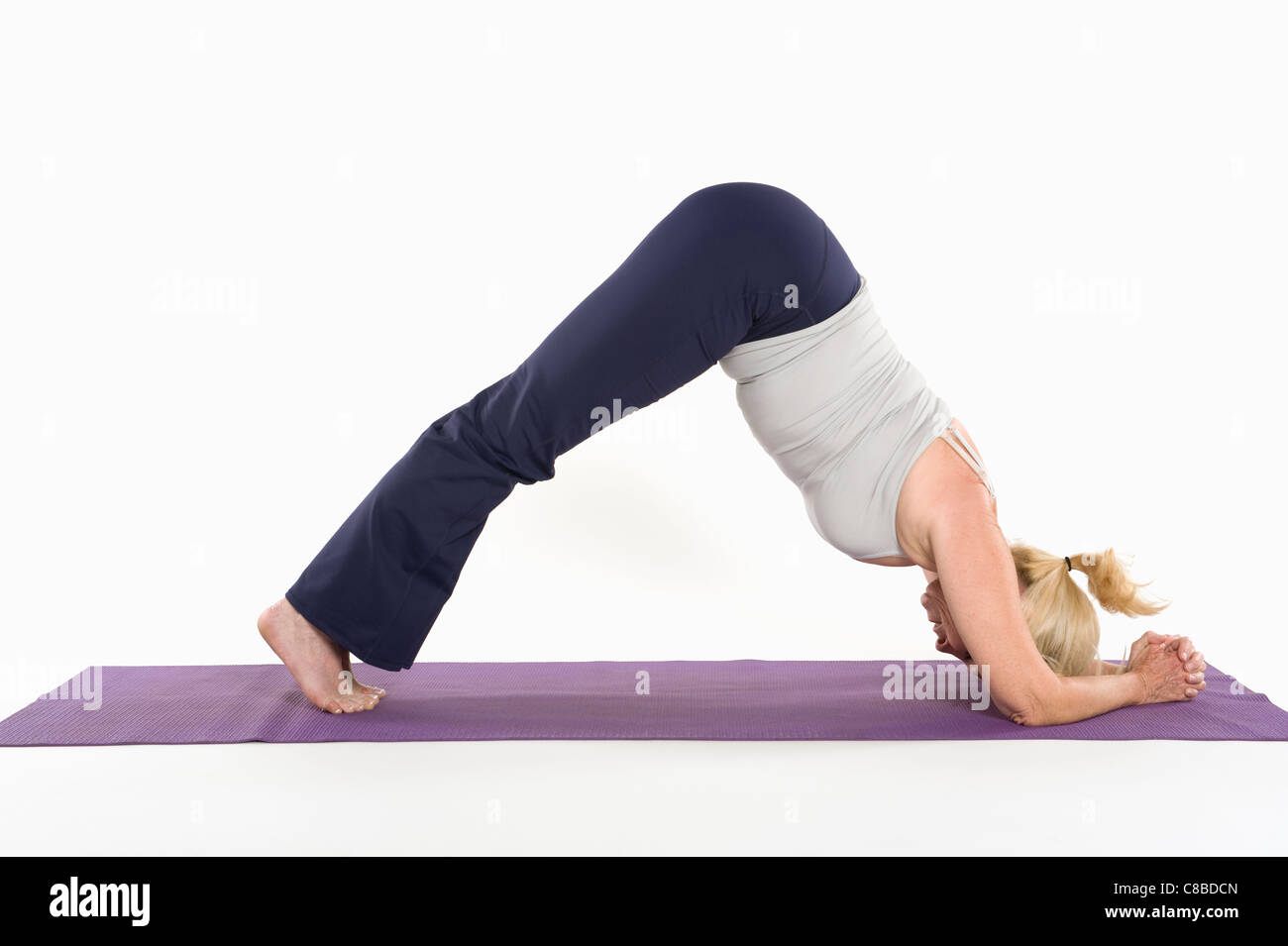 Femme mature de faire un exercice de yoga expert Banque D'Images