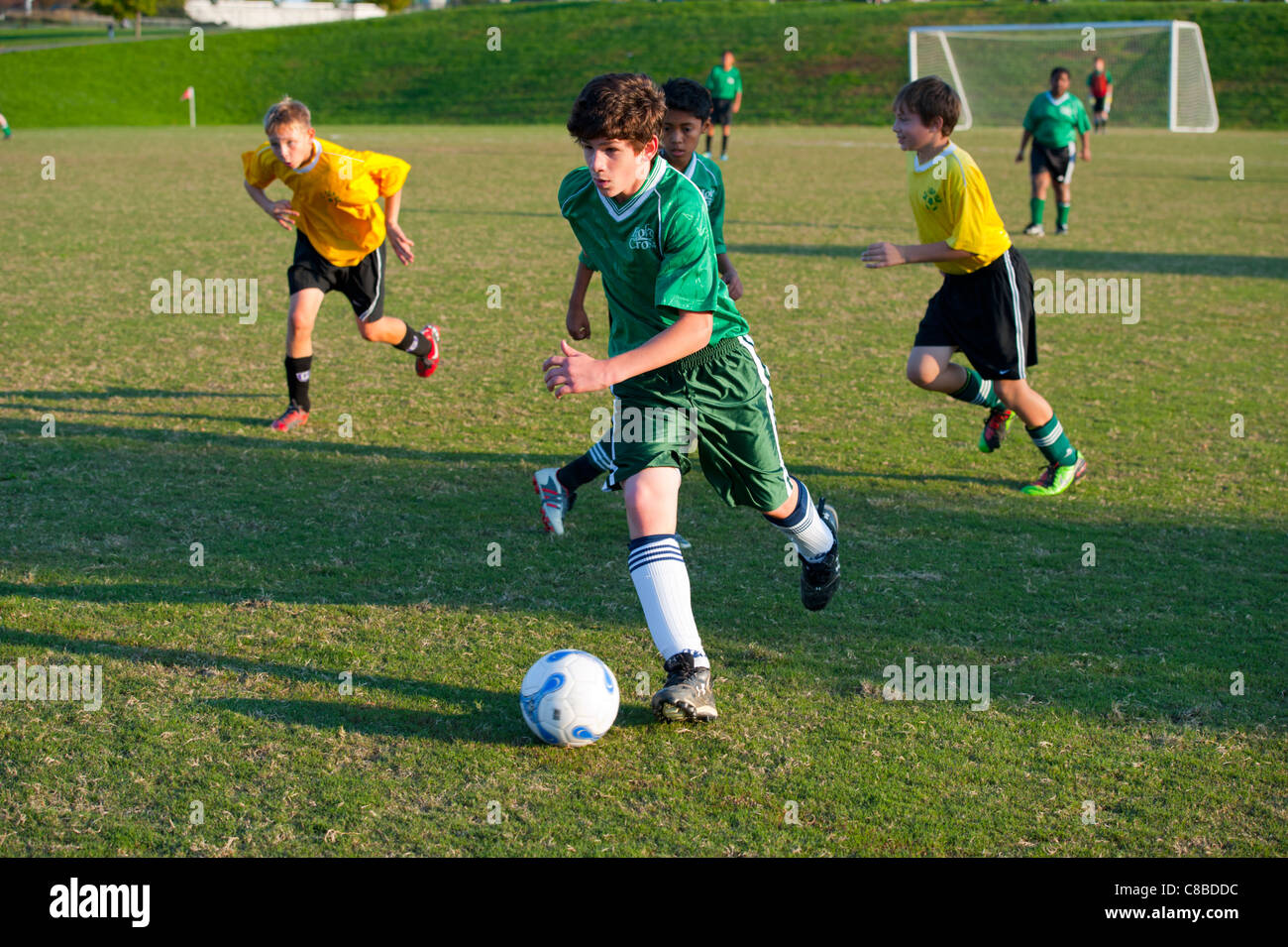 Garçons 11 12 13 jouer au soccer foot futball dans une ligue de sport jeunesse Banque D'Images