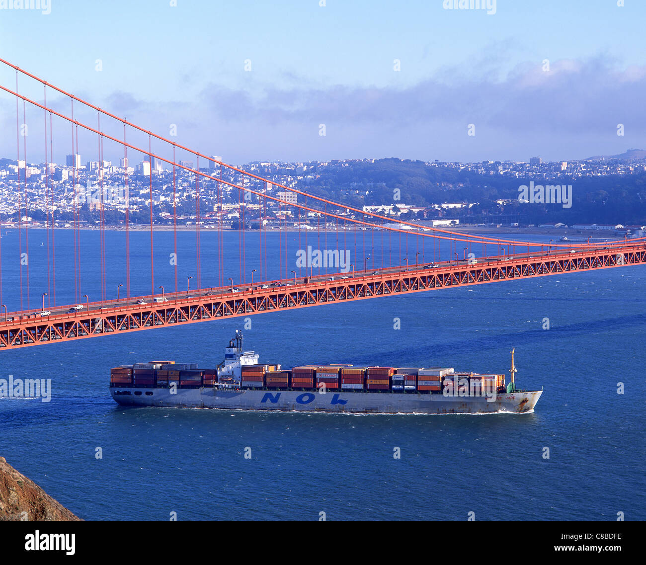 Porte-conteneurs passant sous le Golden Gate Bridge, San Francisco, San Francisco, Californie, États-Unis d'Amérique Banque D'Images