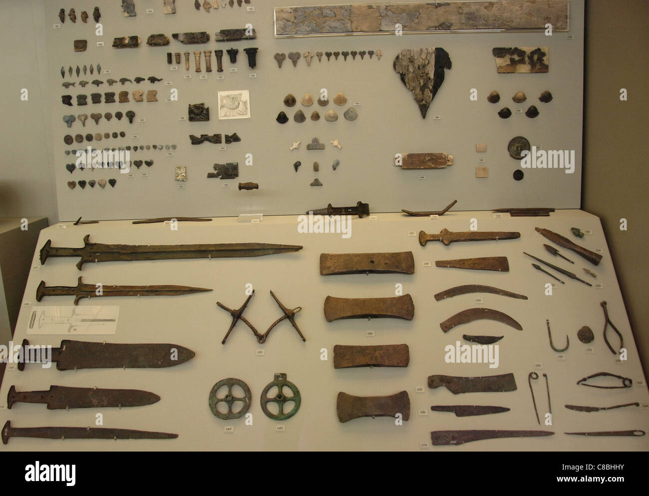 L'art préhistorique de l'âge des métaux. La Grèce. Différents types de couteaux, haches et divers ustensiles. Banque D'Images