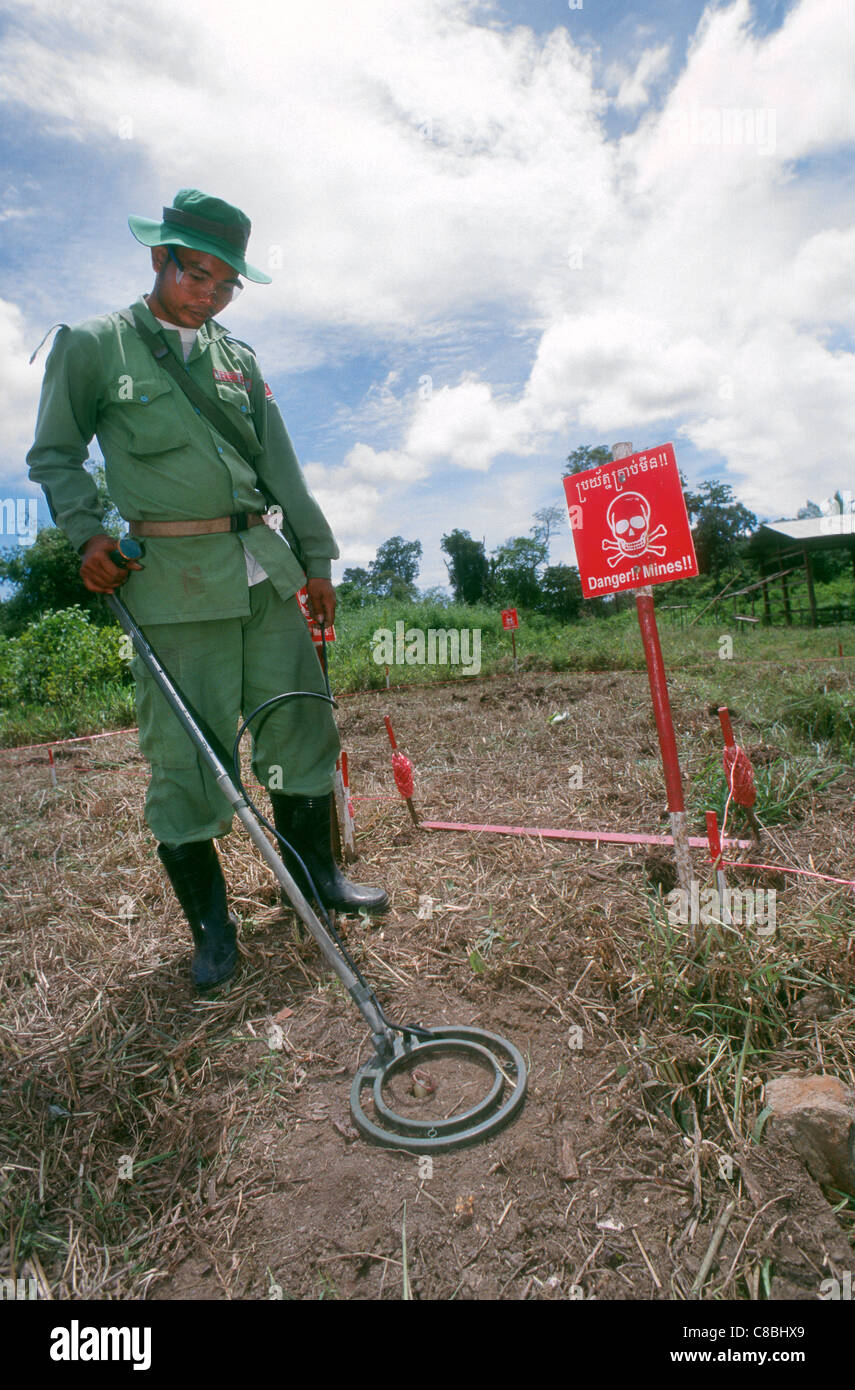 Les mines terrestres demeurent l'héritage d'années de guerre au Cambodge. Banque D'Images