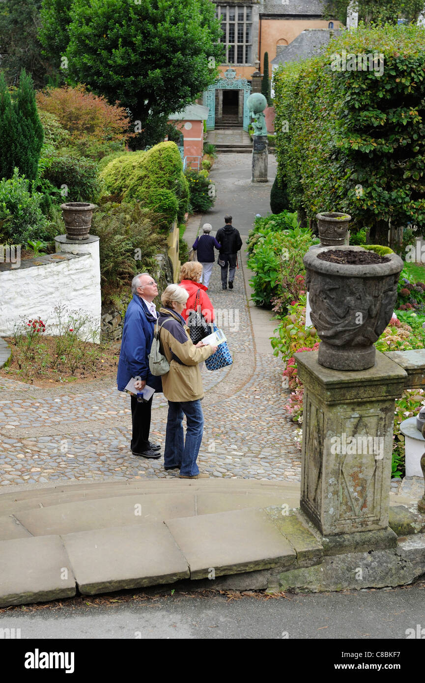 Les touristes portmerion village italianisant gwynedd au nord du Pays de Galles UK Banque D'Images