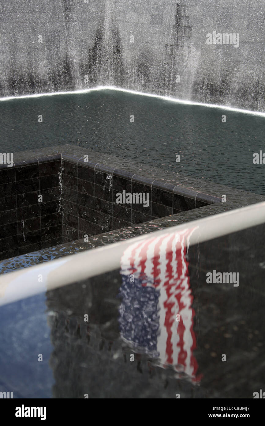 Drapeau américain qui reflète de manière extérieure au Mémorial National du 11 septembre la Banque D'Images