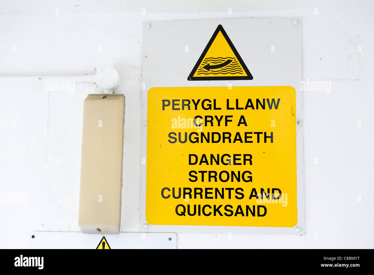 DANGER De forts courants et des sables mouvants en anglais et gallois SIGNE Banque D'Images