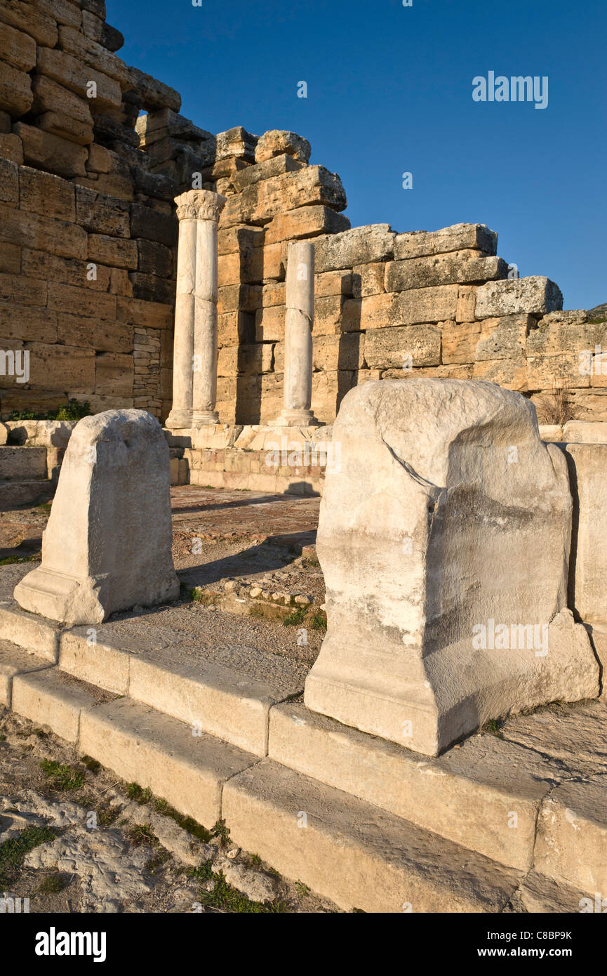 Détail de la porte nord de la ville de Hiérapolis, près de Pamukkale, Pamukkale, Turquie. Banque D'Images