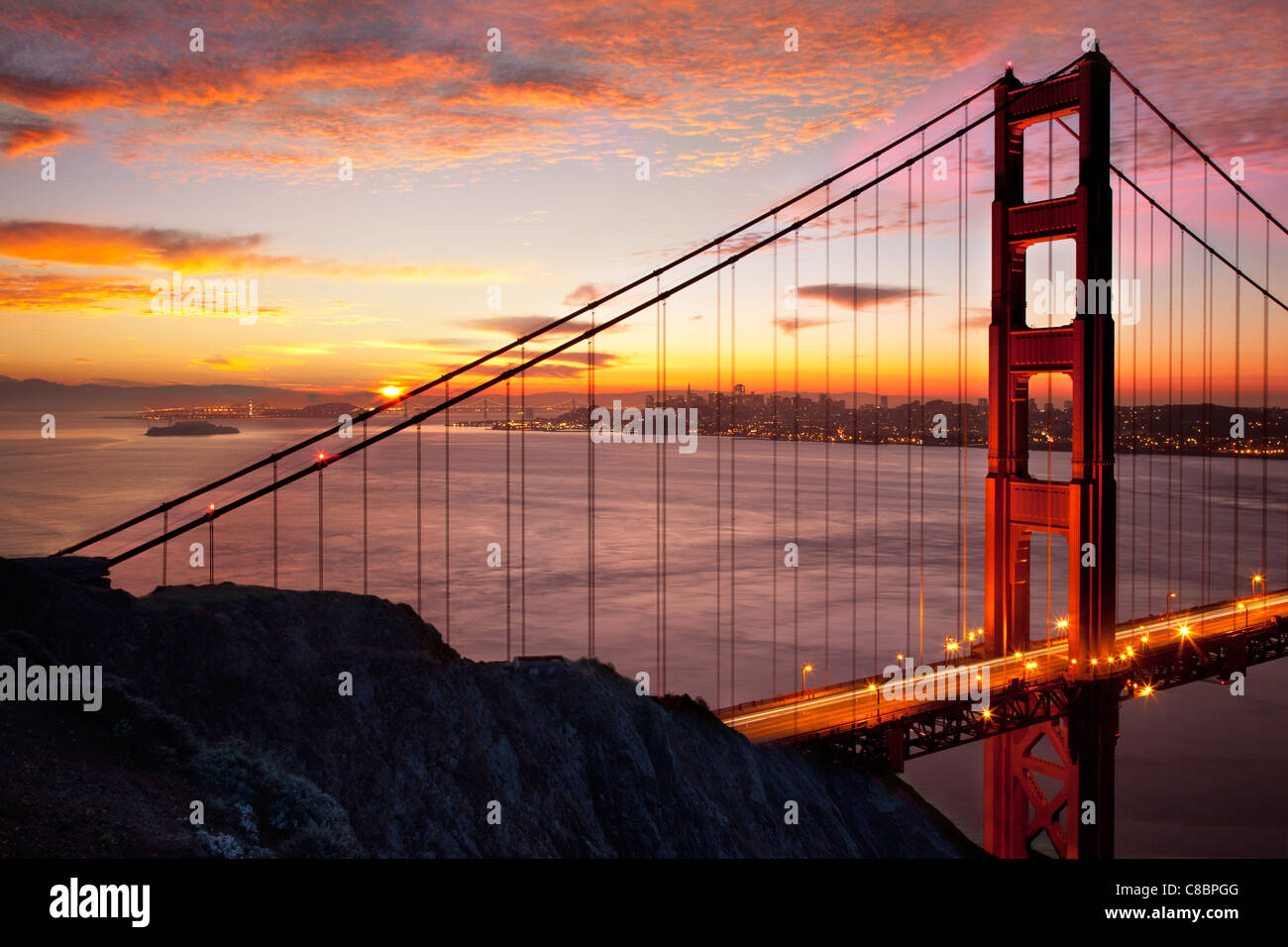 Lever de soleil sur San Francisco à partir de au-dessus du Golden Gate Bridge, California USA Banque D'Images