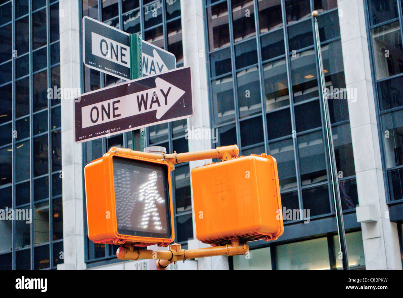 Les plaques de rue 'une façon' dans la ville de New York. Banque D'Images