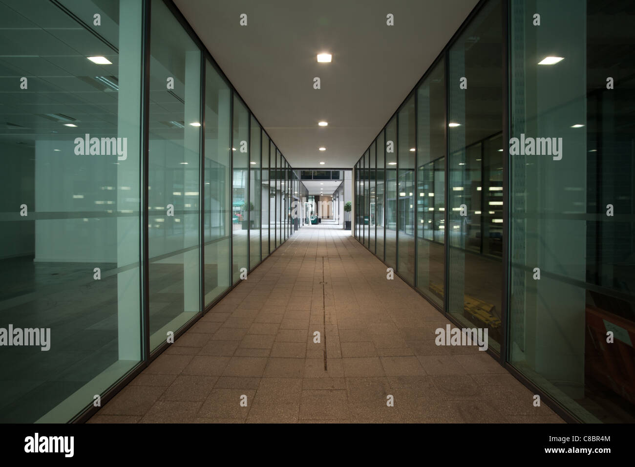 Passage entre les blocs de bureau Banque D'Images