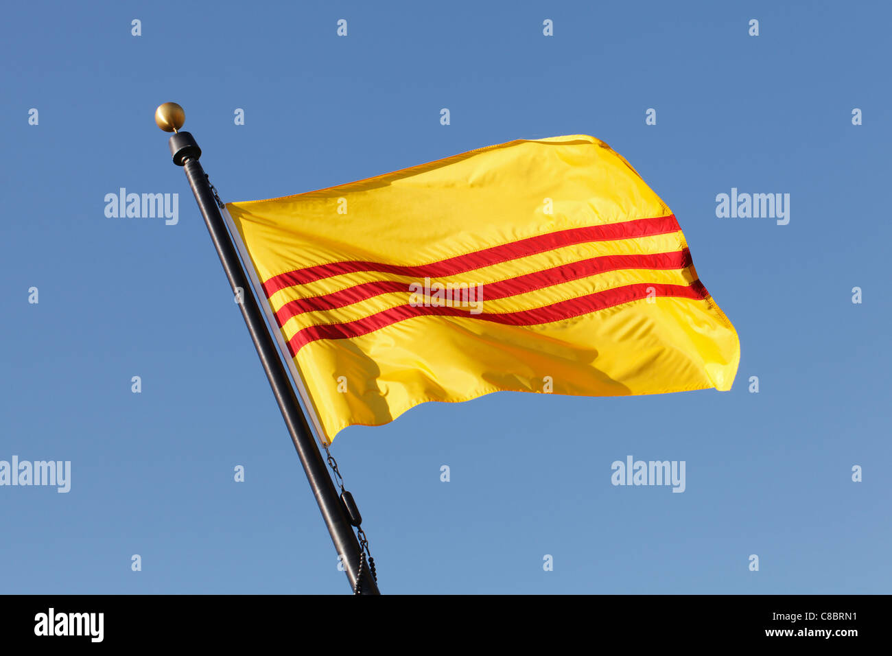 Le drapeau de l'ex-Sud Vietnam survolant un Vietnam War Memorial à Saint Cloud, Minnesota, USA. Banque D'Images