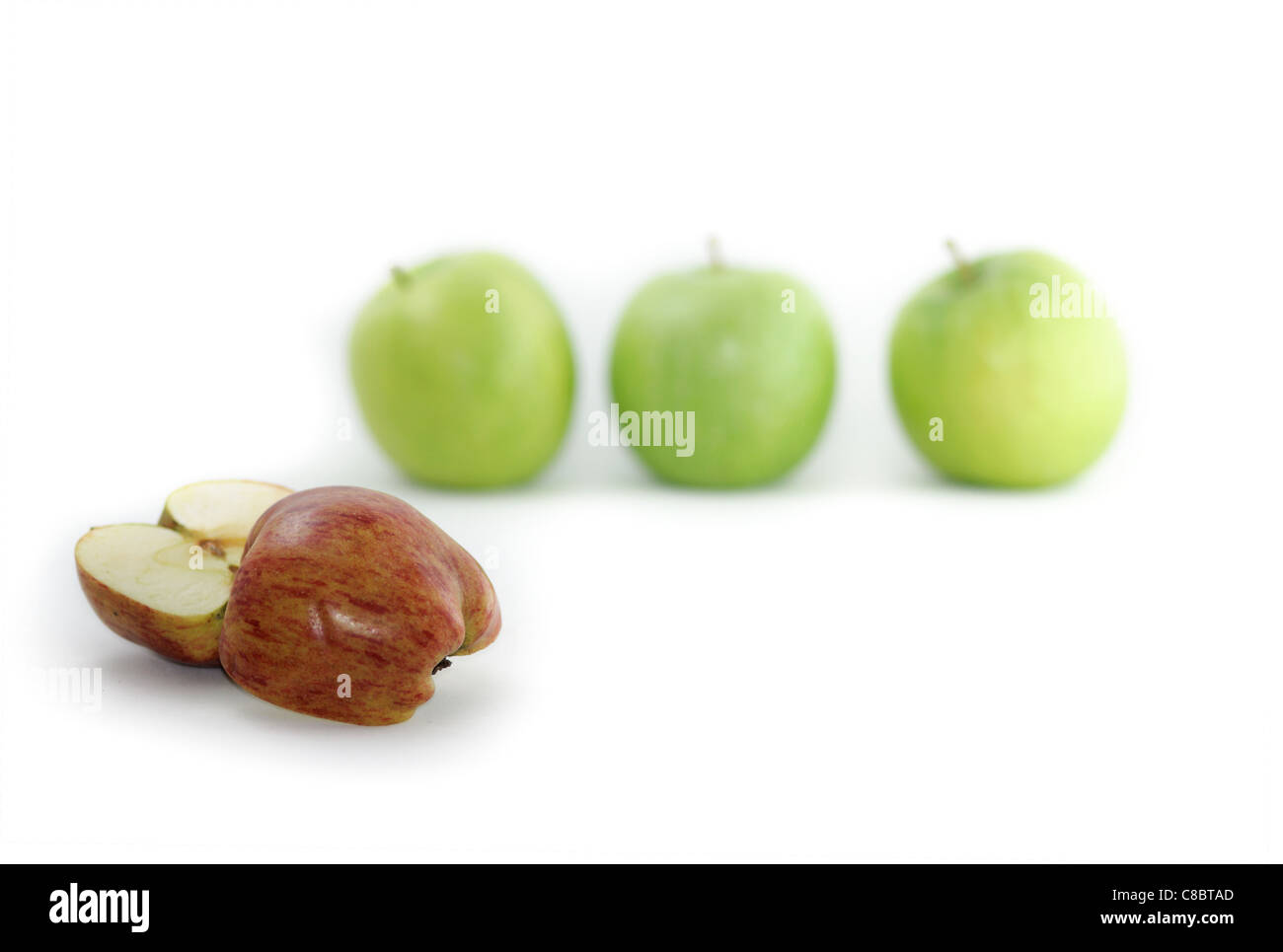 Une pomme rouge est visée et mordu pour être différent de ses homologues verts. Banque D'Images