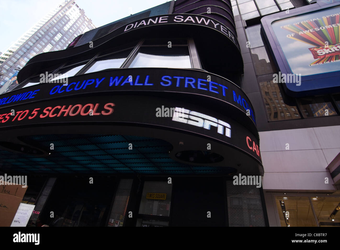 "Mouvement OCCUPONS WALL STREET VA DANS LE MONDE ENTIER' griffonne tout le bâtiment ABC News à Times Square à New York. 15 octobre 2011 Banque D'Images