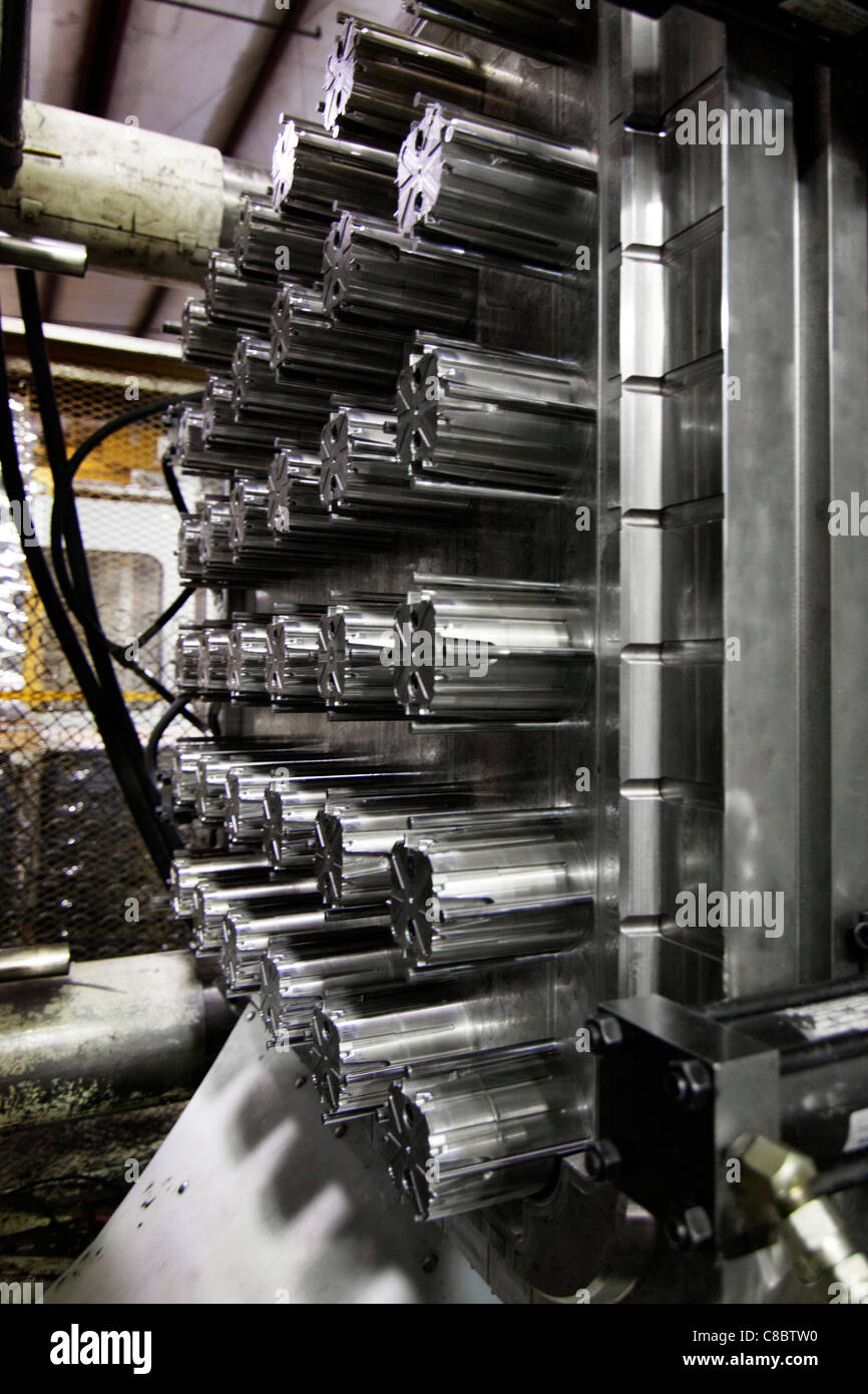 Une machine de moulage par injection des plastiques à Hudson, Colorado, USA. Banque D'Images