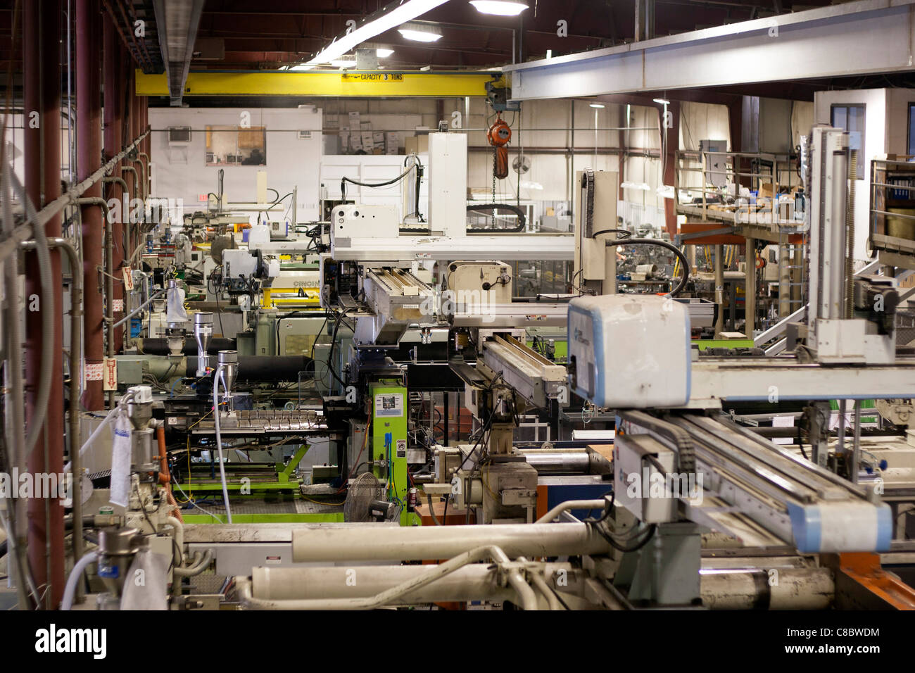 Une usine de moulage par injection des plastiques à Hudson, Colorado, USA. Banque D'Images