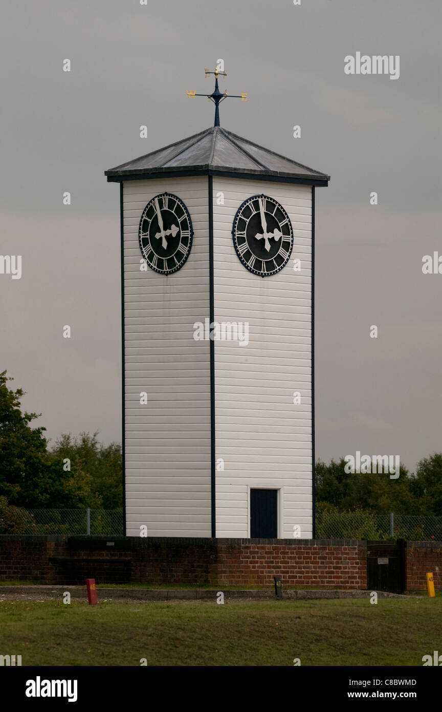 La célèbre tour de l'horloge sur gamme Stickledown à la National Rifle Association, Bisley, Surrey, Royaume-Uni Banque D'Images