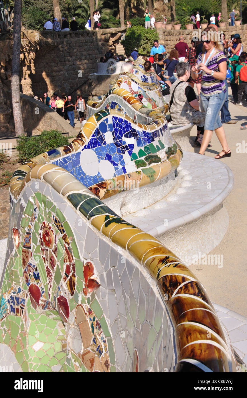 Banc de serpentine sur terrasse principale, le parc Guell, quartier de Gràcia, Barcelone, Province de Barcelone, Catalogne, Espagne Banque D'Images