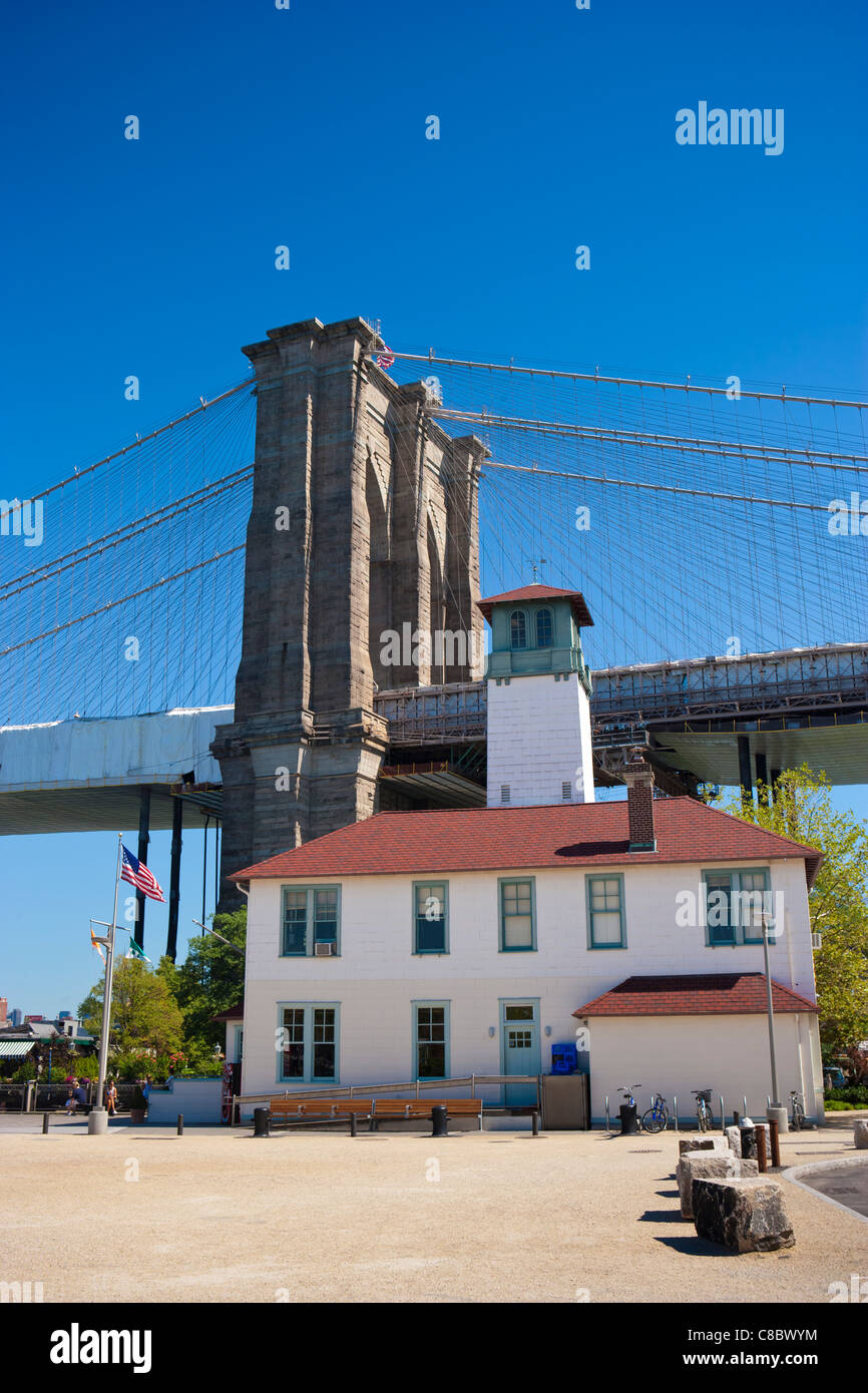 Brooklyn Ice Cream Factory sous le pont de Brooklyn Banque D'Images