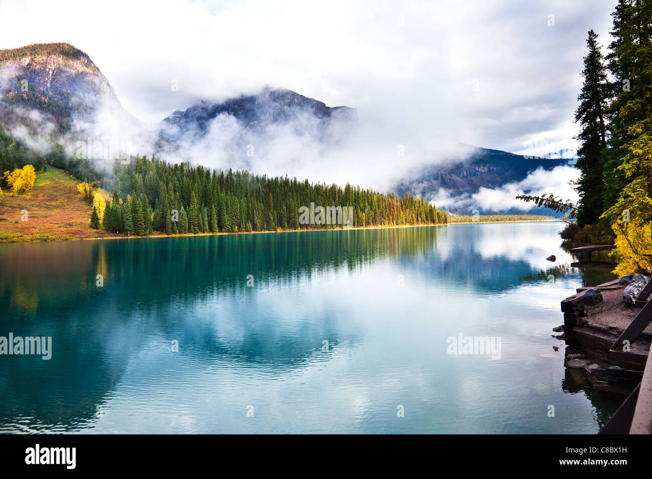 Le lac Emerald. Le parc national Yoho. L'Alberta. Canada, octobre 2011 Banque D'Images