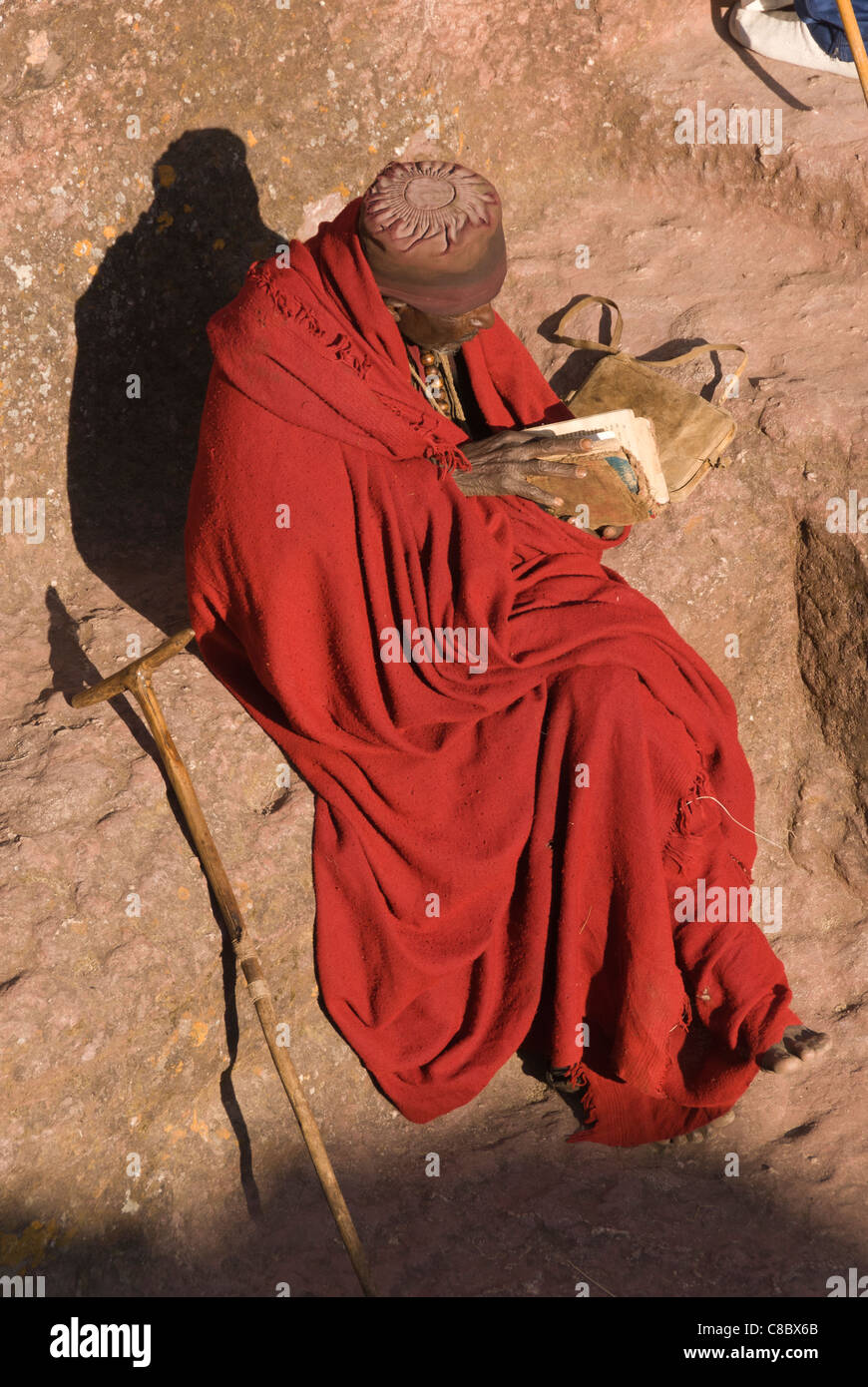 L'Éthiopie, Elk200-3177v Lalibela, église de roche, 12ème-13ème c, Bet Maryam, Man reading Bible Banque D'Images