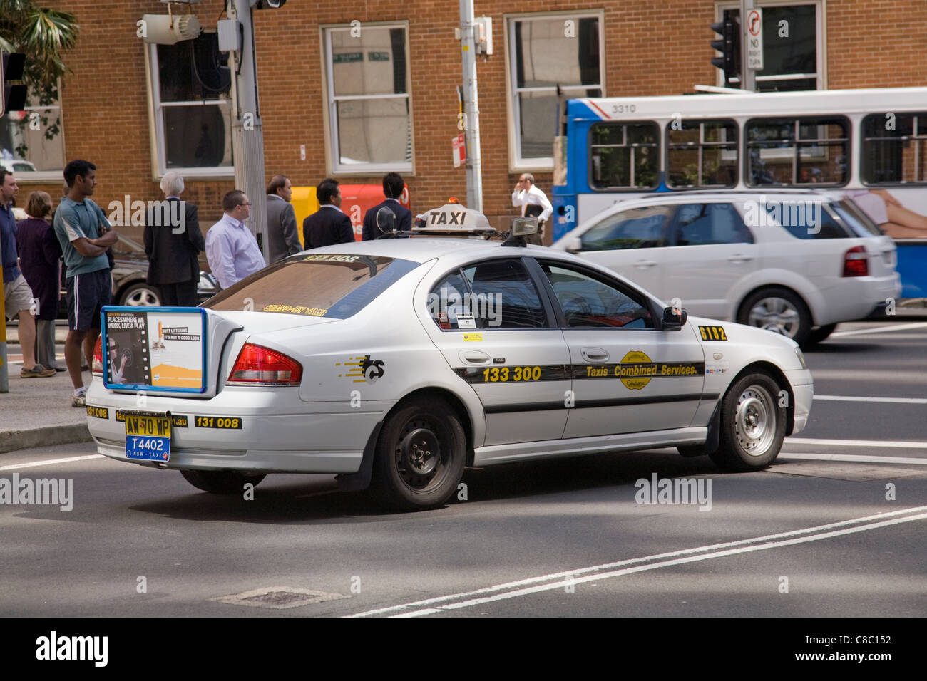 Taxi de Sydney qui voyagent à travers la ville Banque D'Images