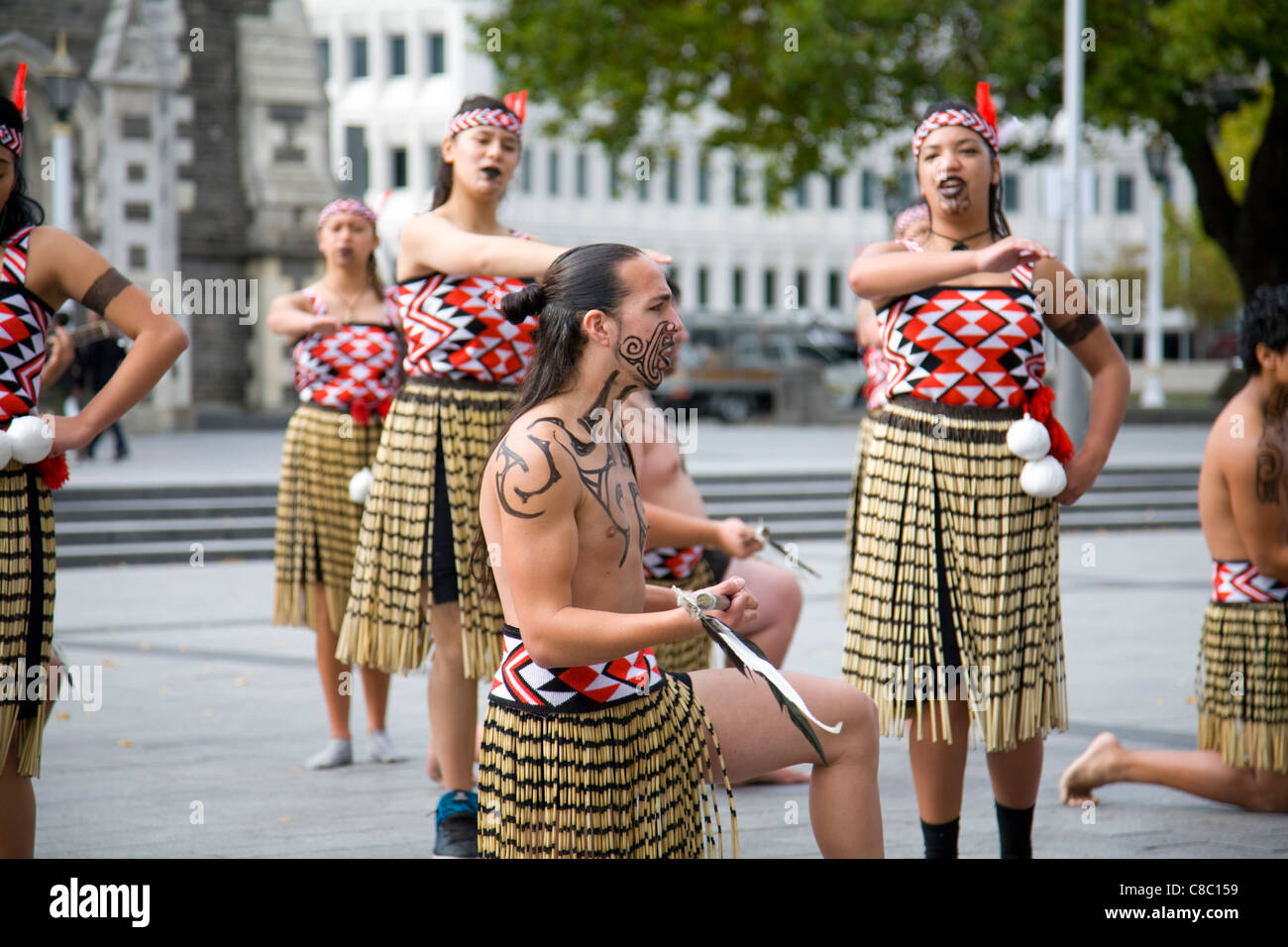 Troupe de danse maori jouant sur Cathedral Square, Christchurch, Canterbury, Nouvelle-Zélande Banque D'Images