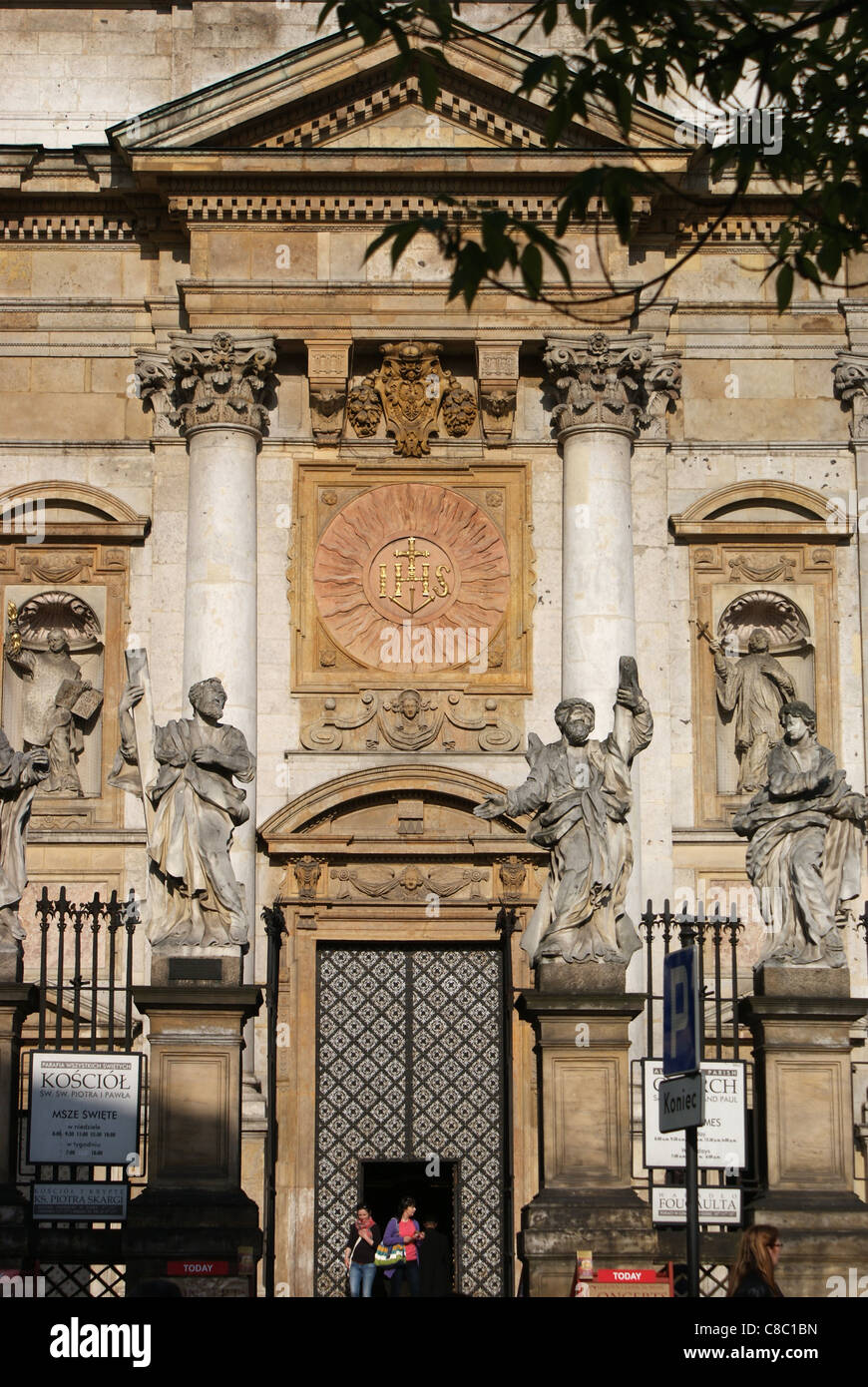 Portail d'entrée baroque et devant l'élévation de l'Église Saints Pierre et Paul à Cracovie, l'un des plus beaux exemple baroque. Banque D'Images