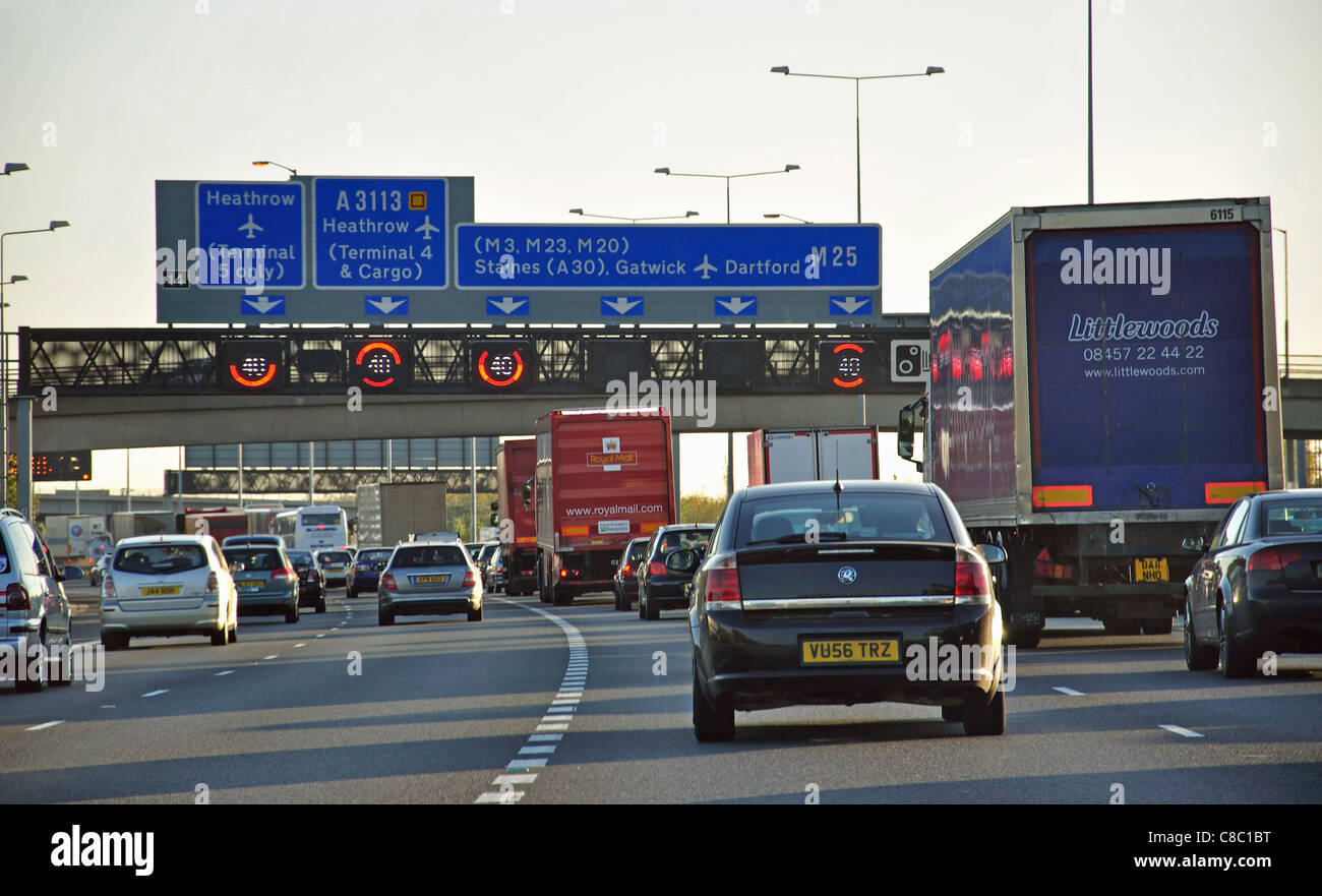 Le trafic lourd sur l'autoroute M25 à la jonction 14, Surrey, Greater London, Angleterre, Royaume-Uni Banque D'Images