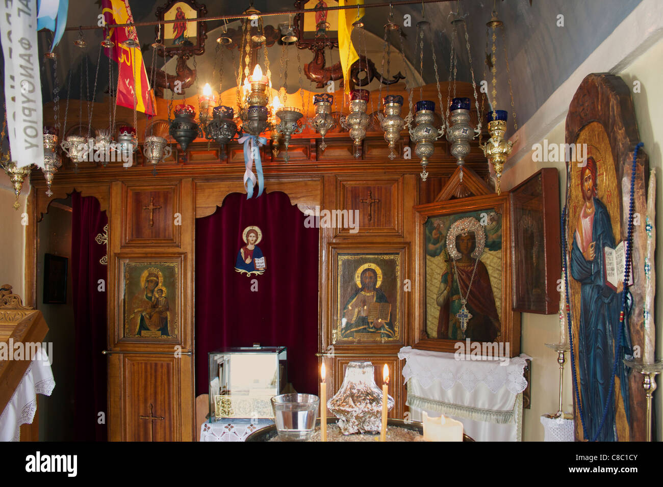 Intérieur d'une chapelle orthodoxe grecque avec des icônes religieuses à Mykonos, Grèce. Banque D'Images