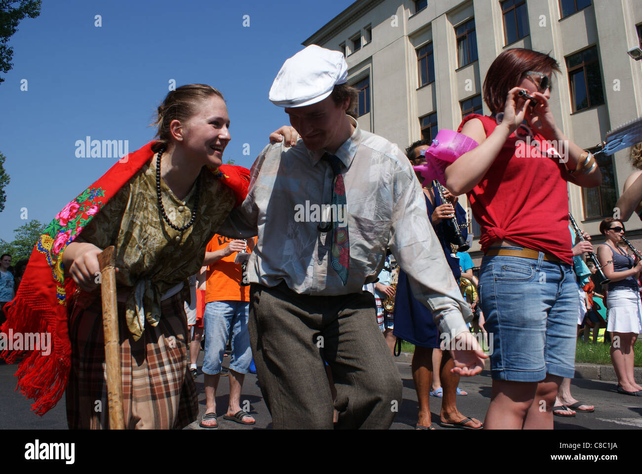 De jeunes étudiants déguisé en vieille les hommes et les femmes en cours de festival étudiant Juwenalia à Cracovie. Banque D'Images