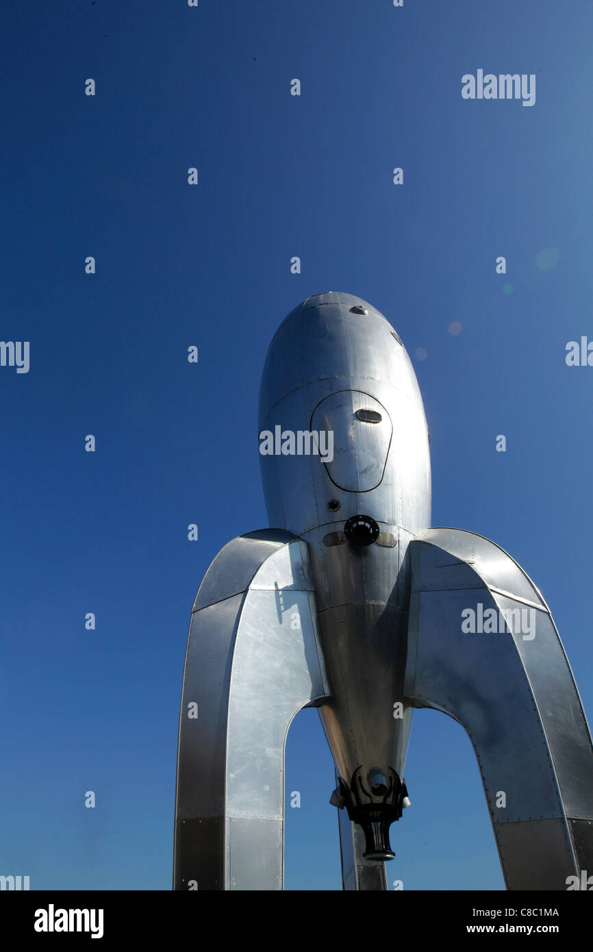 Fusée à lune rocketship mars classic vintage ray gun Buck Rogers ufo alien aliens men from mars aluminium sculptur cosmique de l'espace Banque D'Images