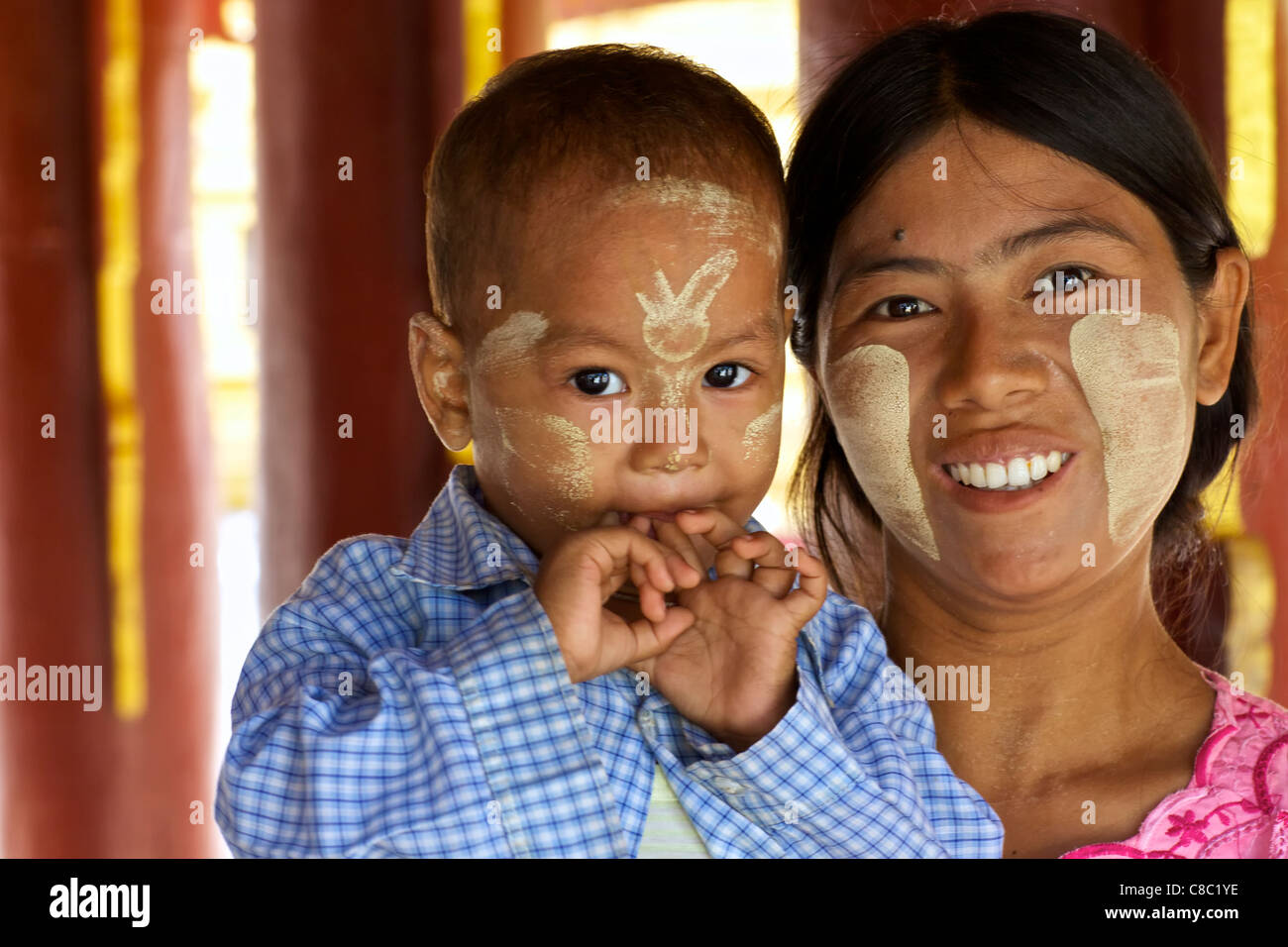 NYAUNG-U, LE MYANMAR-OCT 14 non identifié : Mère et fille vêtu du costume traditionnel Thanaka crème dans Nyaung-U, le Myanmar le 14 octobre Banque D'Images