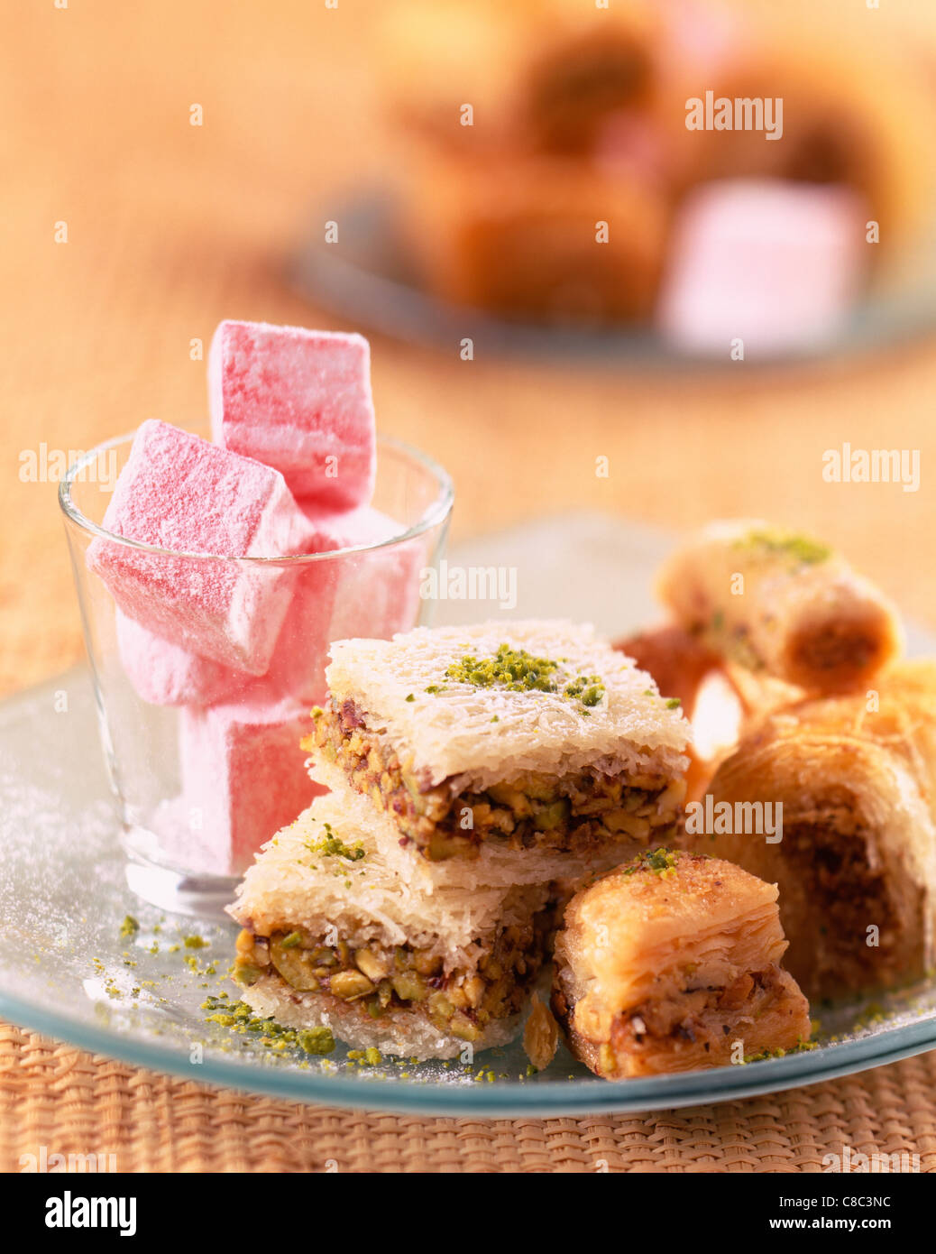Un Assortiment De Gateaux Orientaux Photo Stock Alamy Un Assortiment De Gateaux Orientaux Photo Stock Alamy